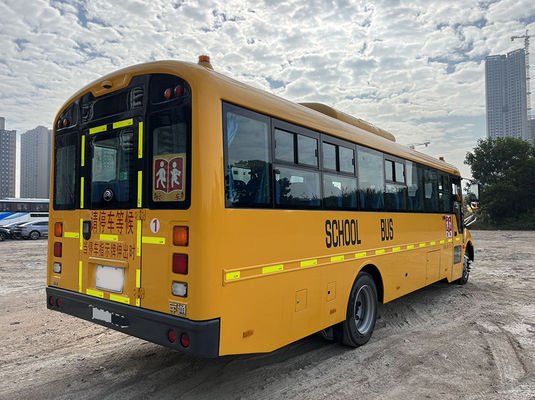 Ônibus escolares de 52 lugares usados para transportar estudantes