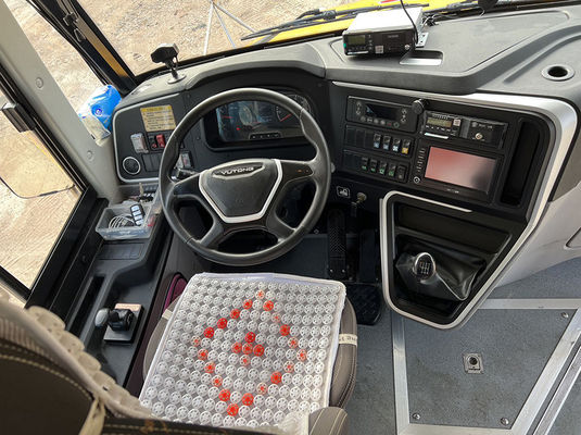 Ônibus escolares de 52 lugares usados para transportar estudantes