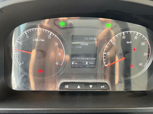 Ônibus escolares de 52 lugares usados para transportar estudantes