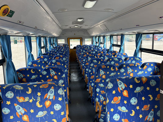 Ônibus escolares de 52 lugares usados para transportar estudantes