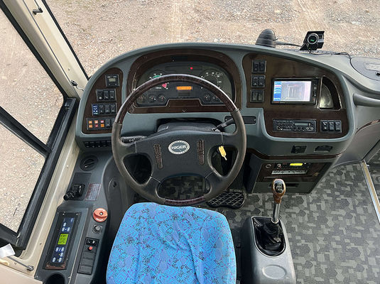 Autocarro de passageiros branco grande usado de 47 lugares Autocarro pré-propriedade com tipo de transmissão manual