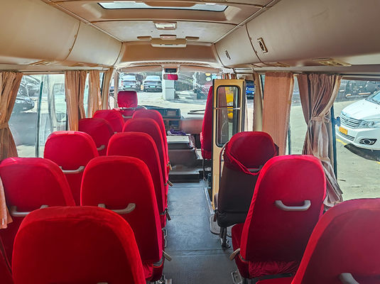 23 lugares Toyota Coaster Autocarro turístico de segunda mão com transmissão manual