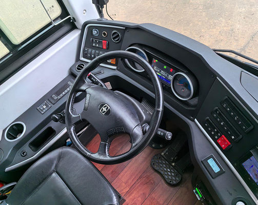 Autocarro de 48 lugares com velocidade máxima de 100 km/h e transmissão manual Modelo utilizado