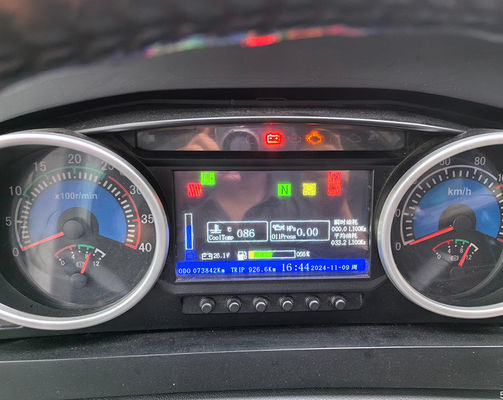 Autocarro de 48 lugares com velocidade máxima de 100 km/h e transmissão manual Modelo utilizado