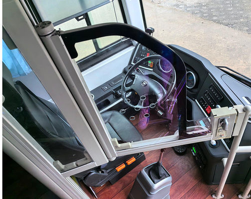 Autocarro de 48 lugares com velocidade máxima de 100 km/h e transmissão manual Modelo utilizado