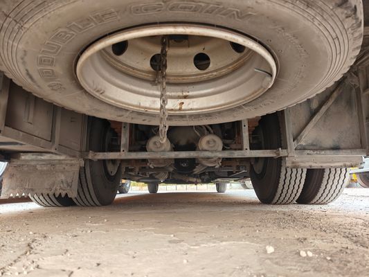 Ônibus escolar amarelo usado com 56 lugares, elevador para cadeiras de rodas e diesel, ótimo estado