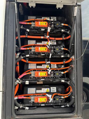 Um ônibus Shenlong de 10 metros e 36 lugares, usado